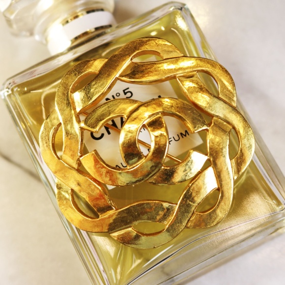 Chanel CC Logo Gold Plated Swirl Brooch with Box ~ Made In France *signed* - Picture 5 of 16